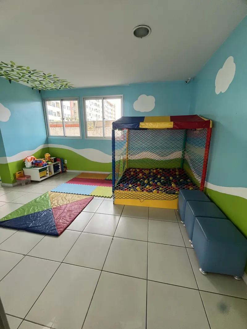 Espaço kids com piscina de bolinhas