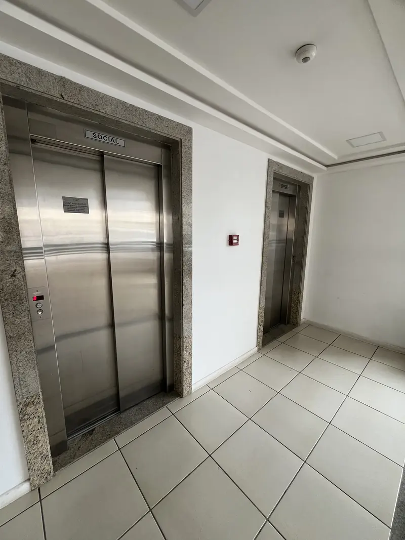 Hall com dois elevadores