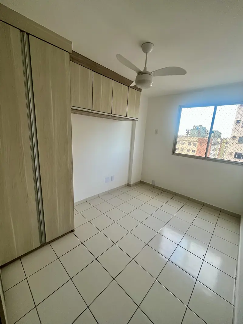 Segundo quarto com armário planejado e ventilador de teto