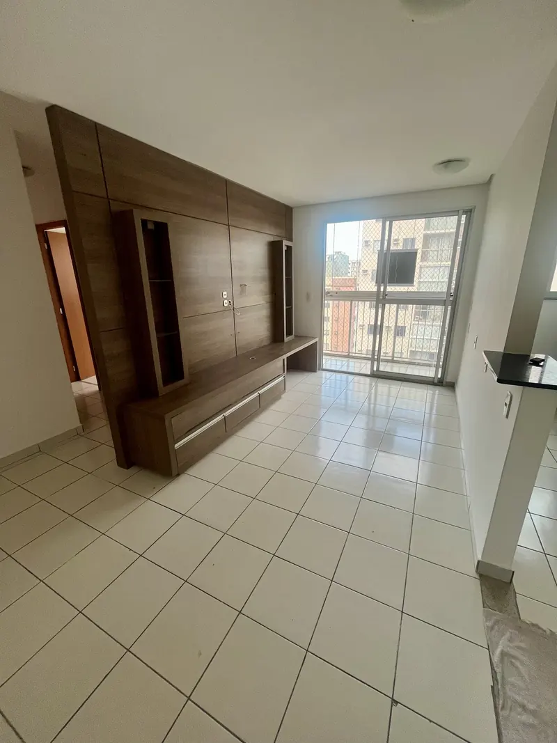 Sala de estar ampla com painel de TV planejado