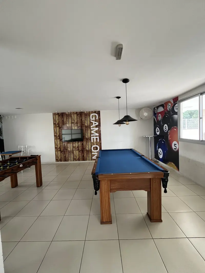 Salão de jogos com mesa de sinuca